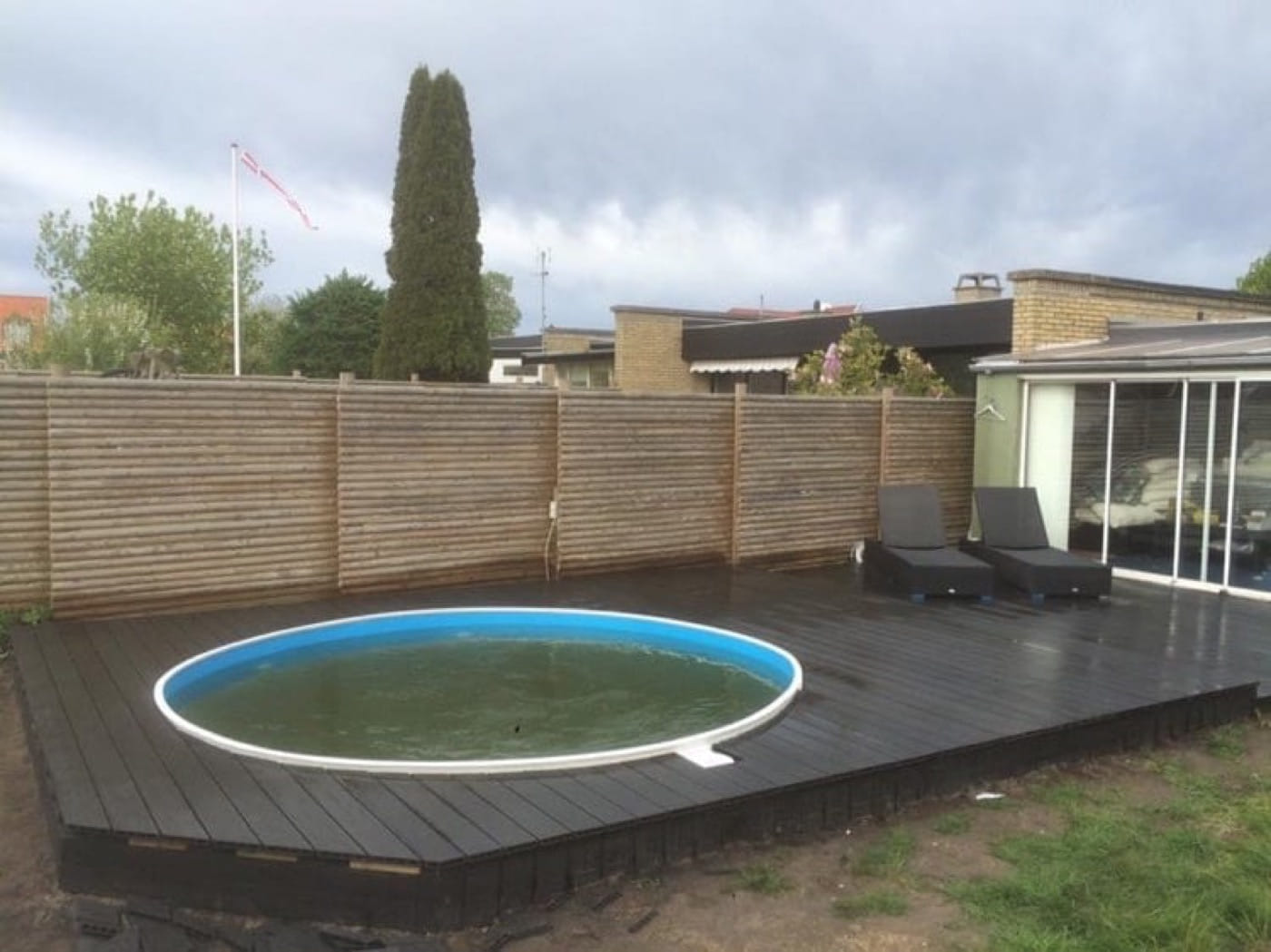 Træterrasse ved pool