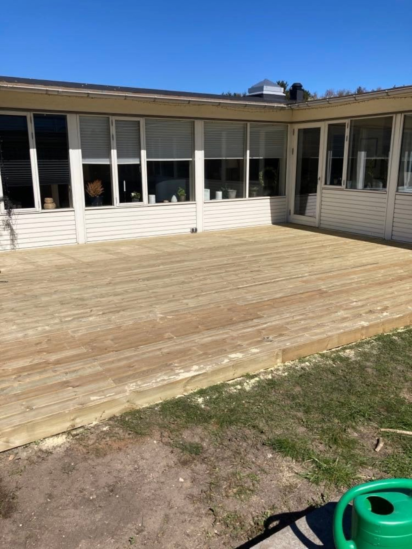 Overdækket terrasse med glasfacade